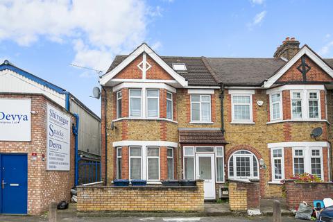 3 bedroom apartment to rent, Ellison Gardens, Southall