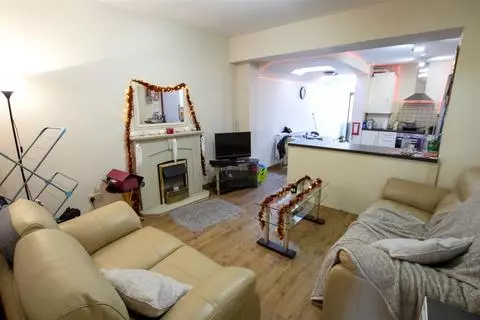 5 bedroom apartment to rent