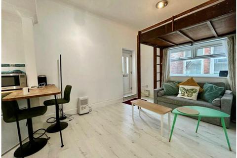 Studio to rent, Howard Road, Southampton