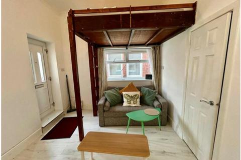 Studio to rent, Howard Road, Southampton