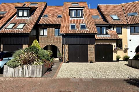 4 bedroom townhouse to rent, White Heather Court, Hythe, Southampton