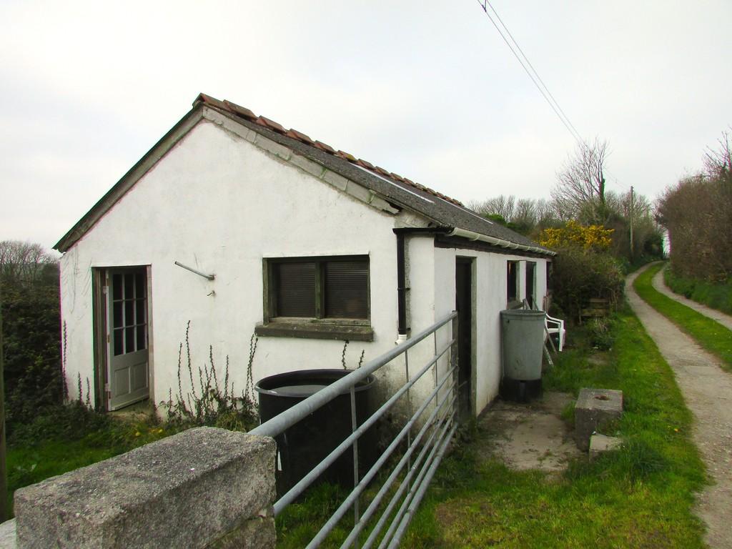 Cows House, available to Lower Field