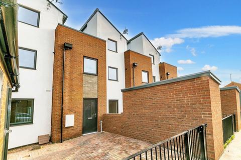 2 bedroom end of terrace house to rent, Islay Court, Bletchley, MK3