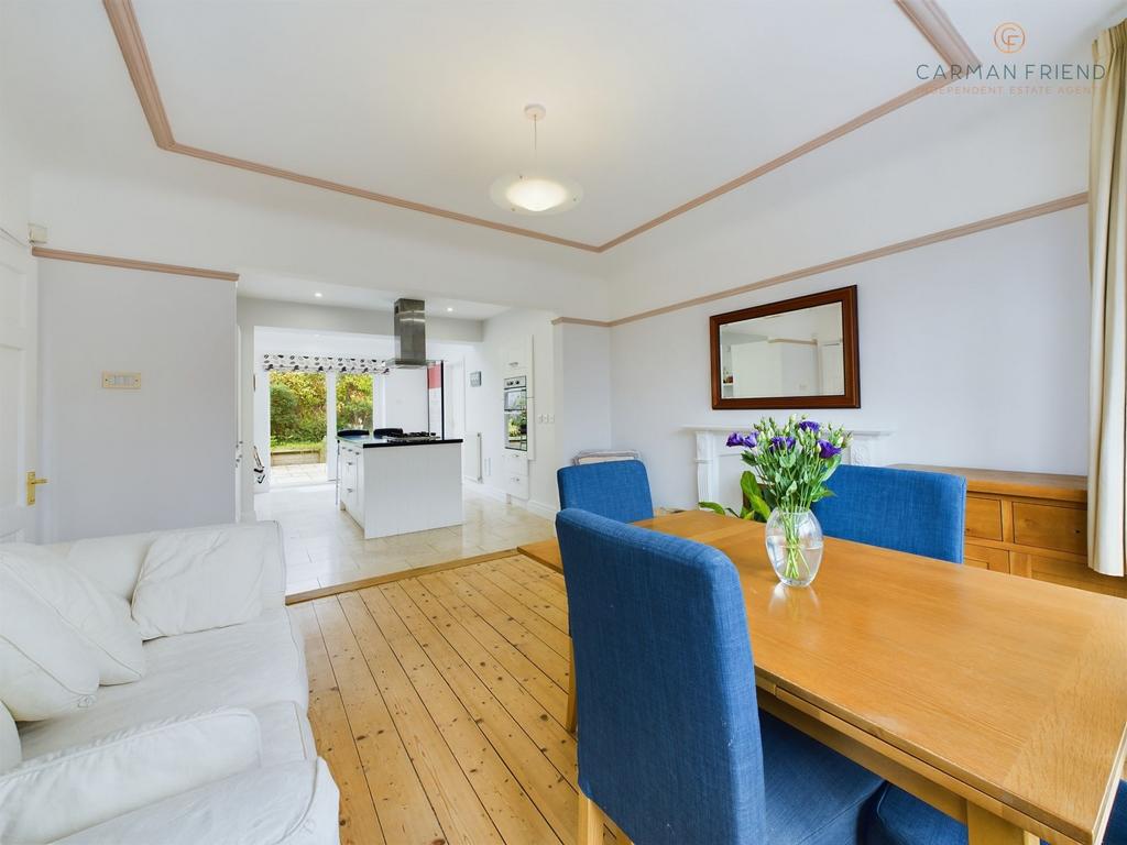 Kitchen/ Dining Room