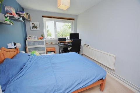 24 Sheldrick Close, London, SW19 2UG