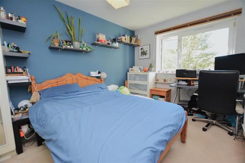 24 Sheldrick Close, London, SW19 2UG