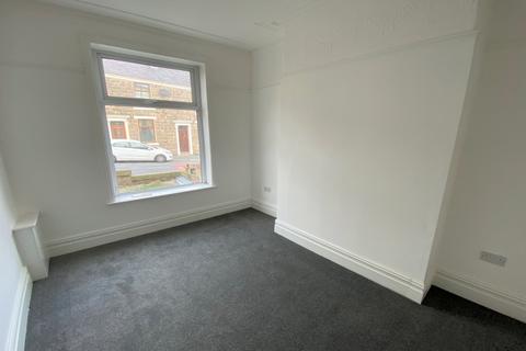 2 bedroom terraced house to rent, Lynwood Avenue, Darwen, BB3 0HZ