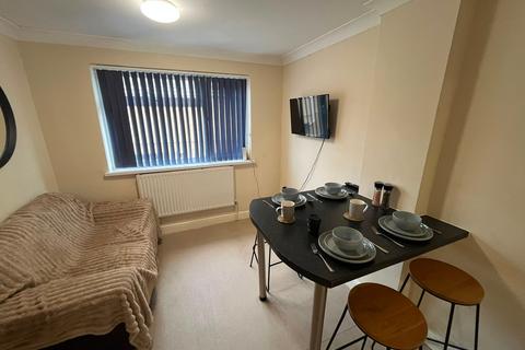 3 bedroom terraced house to rent, King Edwards Road, Swansea, SA1