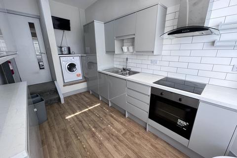 3 bedroom apartment to rent, Eversley Road, Sketty, Swansea