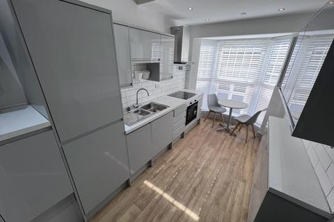 3 bedroom apartment to rent, Eversley Road, Sketty, Swansea