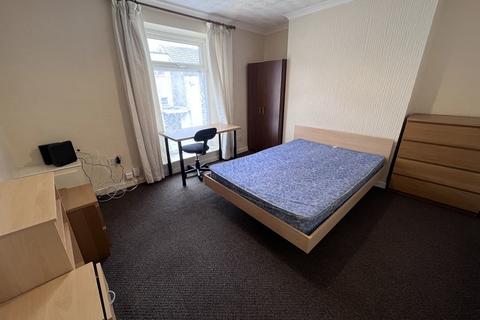 2 bedroom apartment to rent, Oxford Street, Swansea