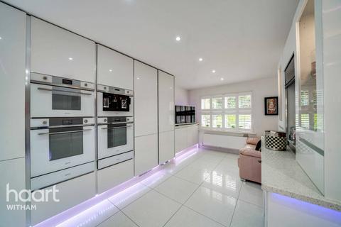 4 bedroom detached house for sale, Halston Place, Maldon