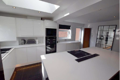 3 bedroom detached house to rent, Langdale Grove  Bingham N13