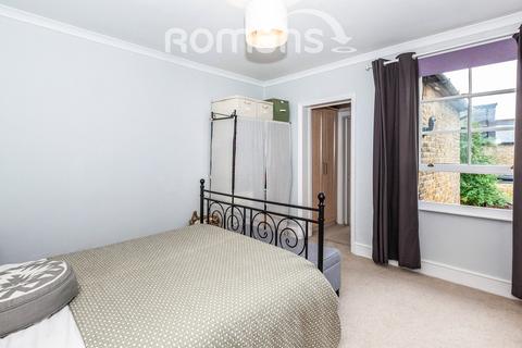 2 bedroom terraced house to rent, St Leonards Road