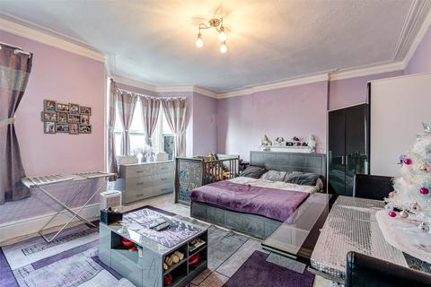 2 bedroom flat for sale, Harrow Road, Worthing, West Sussex, BN11