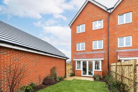 4 bedroom end of terrace house for sale, 2 Limestone Road, Chichester