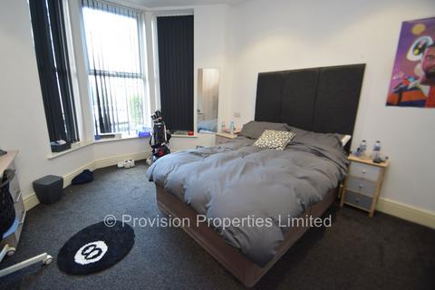 4 bedroom flat to rent, Regent Park Avenue, Hyde Park LS6