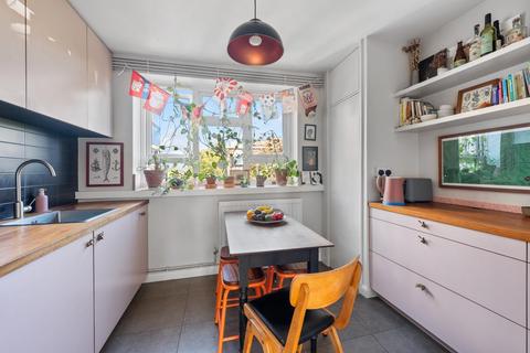 2 bedroom flat for sale, Queen Elizabeth Close, London, N16