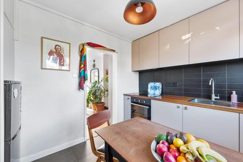 2 bedroom flat for sale, Queen Elizabeth Close, London, N16