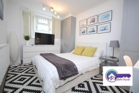 2 bedroom flat to rent, London W2