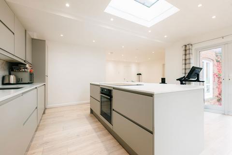 4 bedroom semi-detached house for sale, Robertson Street, Clapham, London SW8