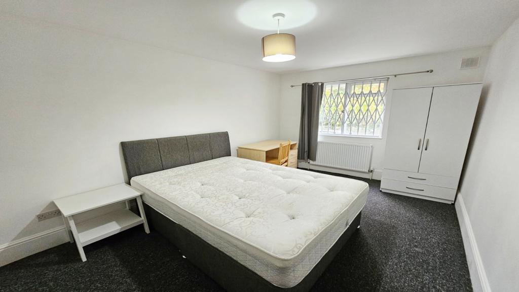 Large Apartment - Bills Included