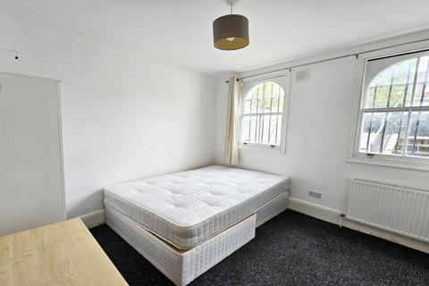 1 bedroom in a flat share to rent, London, N7