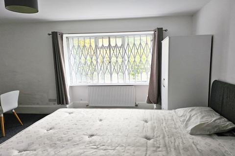 1 bedroom in a flat share to rent, London, N7