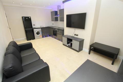 4 bedroom flat to rent, Delph Lane, Leeds LS6