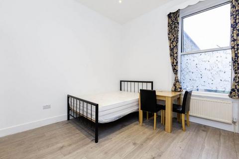 Studio to rent, NW6