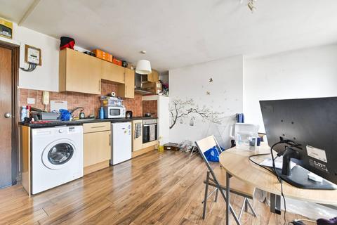 Studio to rent, Uxbridge Road, Shepherd's Bush, London, W12