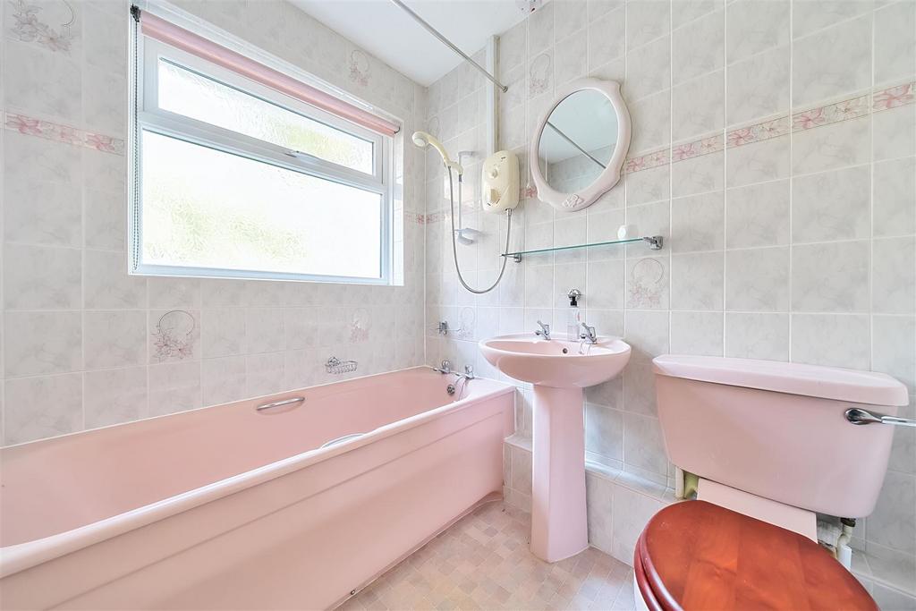 Bradstow Way 2 Bedroom Bungalow Broadstairs - Bath