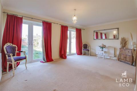 2 bedroom semi-detached bungalow for sale, Manfield Gardens, Clacton-On-Sea CO16