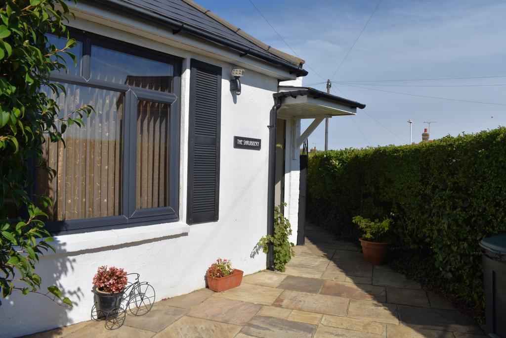 Courtyard to front entrance