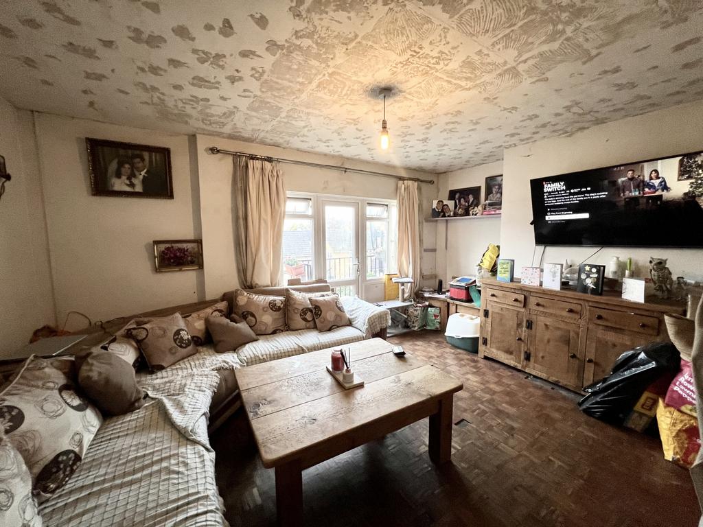 A Spacious Three Bedroom Top Floor Flat in the he