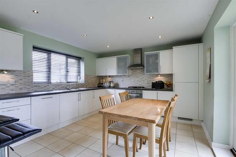 5 bedroom detached house to rent, Warwick Avenue, Broughton