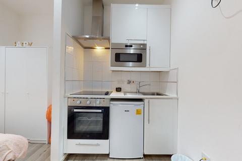 Studio to rent, Blenheim Gardens, London NW2