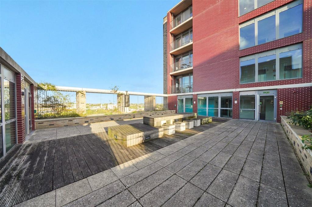 https://media.onthemarket.com/properties/16045092/1516046928/image-15-1024x1024.jpg