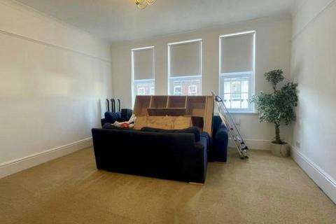 3 bedroom flat to rent, High Street, Aldershot GU12