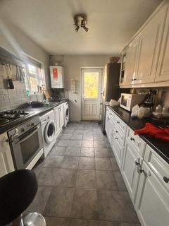 5 bedroom semi-detached house to rent, Bondfield Avenue, Hayes UB4