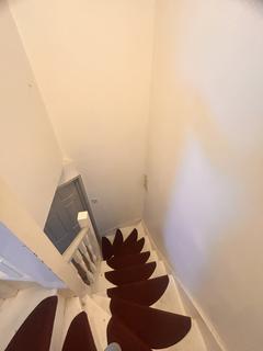 5 bedroom semi-detached house to rent, Bondfield Avenue, Hayes UB4