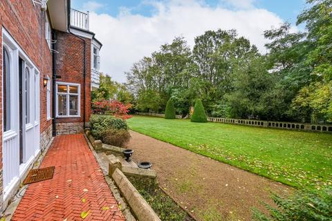 2 bedroom flat for sale, Coombe House, Coombe, Kingston upon Thames, KT2