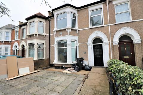 4 bedroom terraced house to rent, Lansdowne Road, Ilford IG3