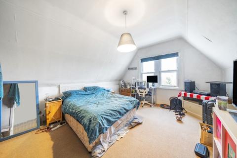 2 bedroom apartment to rent, Nightingale Lane London SW12