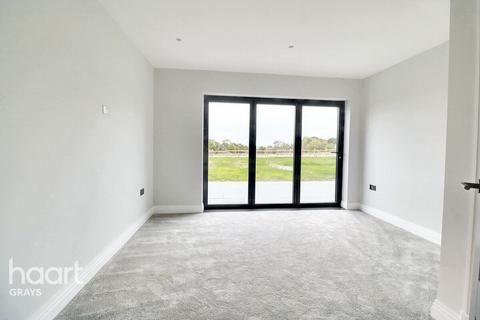 2, Sunnyside Inglefield Road, Fobbing, Stanford-le-hope, SS17 9HW