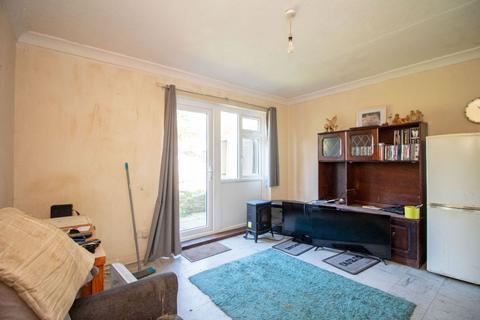 1 bedroom flat for sale, Dove Close, Cowplain, PO8 9UF