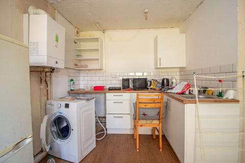 1 bedroom flat for sale, Dove Close, Cowplain, PO8 9UF