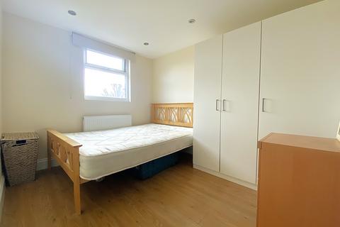 1 bedroom in a house share to rent, Graham Road, Wimbledon, SW19