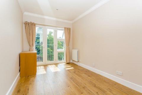 2 bedroom ground floor flat to rent, Bramley Road, Cheam, SM2
