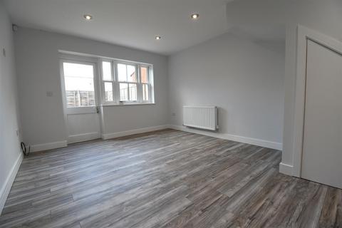 4 bedroom townhouse to rent, Chapel Street, Leamington Spa